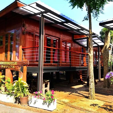 Wood House Pattaya Hotell Exteriör bild