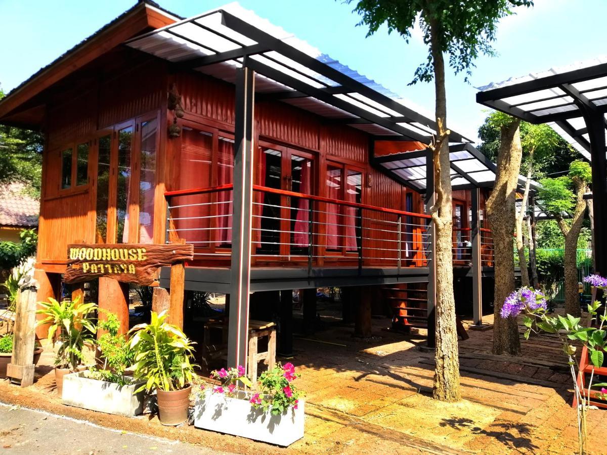Wood House Pattaya Hotell Exteriör bild