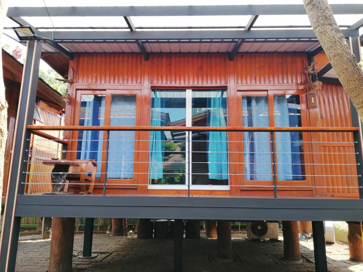 Wood House Pattaya Hotell Exteriör bild