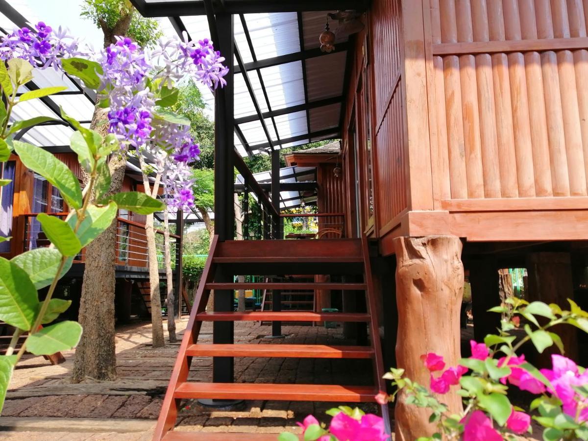 Wood House Pattaya Hotell Exteriör bild