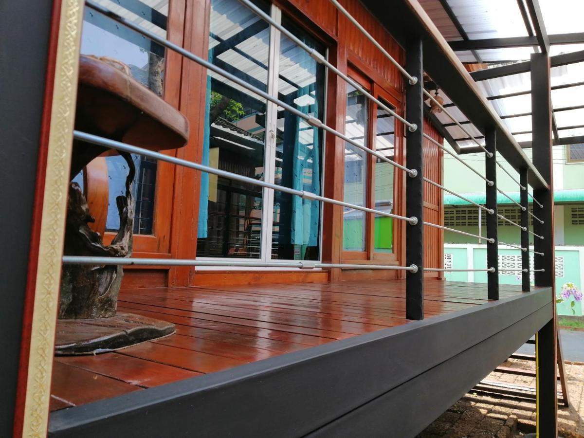 Wood House Pattaya Hotell Exteriör bild