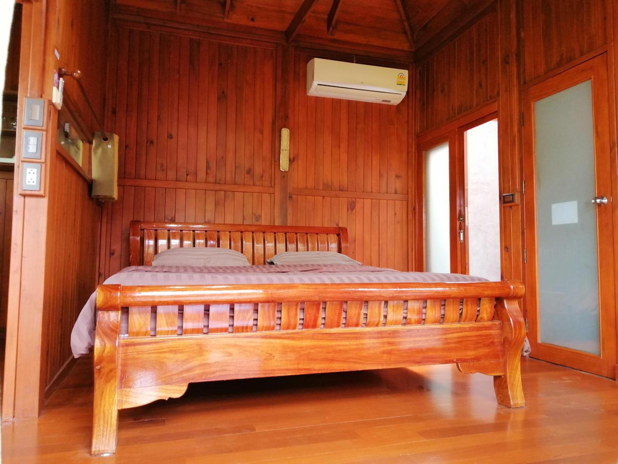 Wood House Pattaya Hotell Exteriör bild