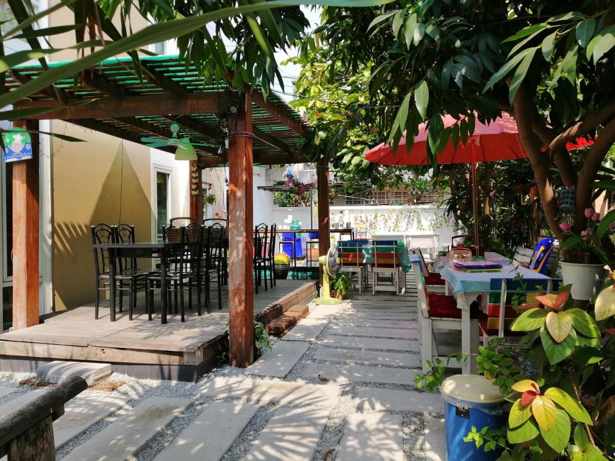 Wood House Pattaya Hotell Exteriör bild