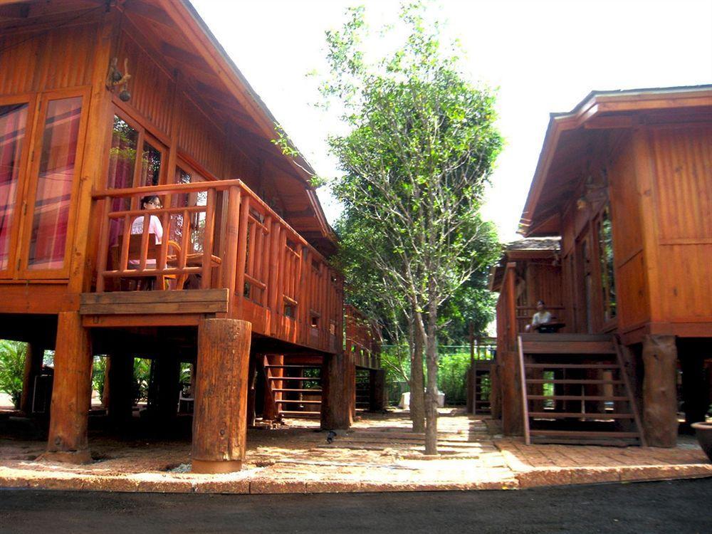 Wood House Pattaya Hotell Exteriör bild