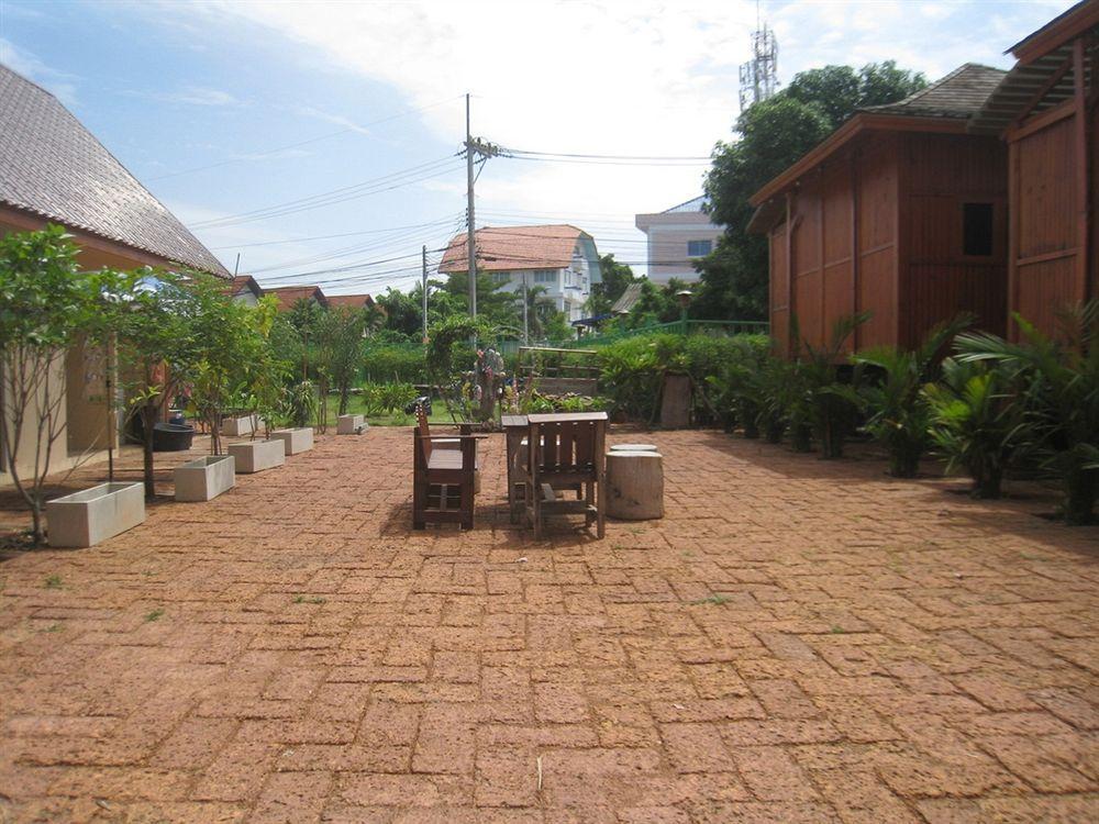 Wood House Pattaya Hotell Exteriör bild
