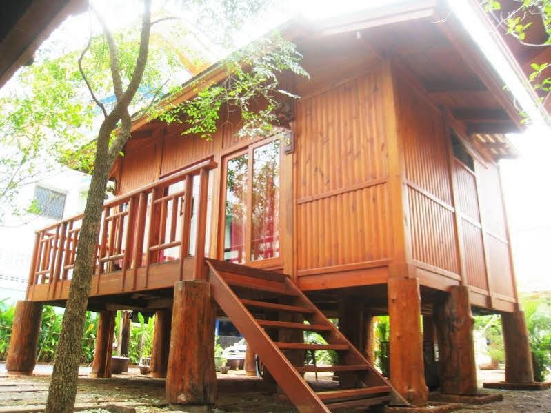 Wood House Pattaya Hotell Exteriör bild