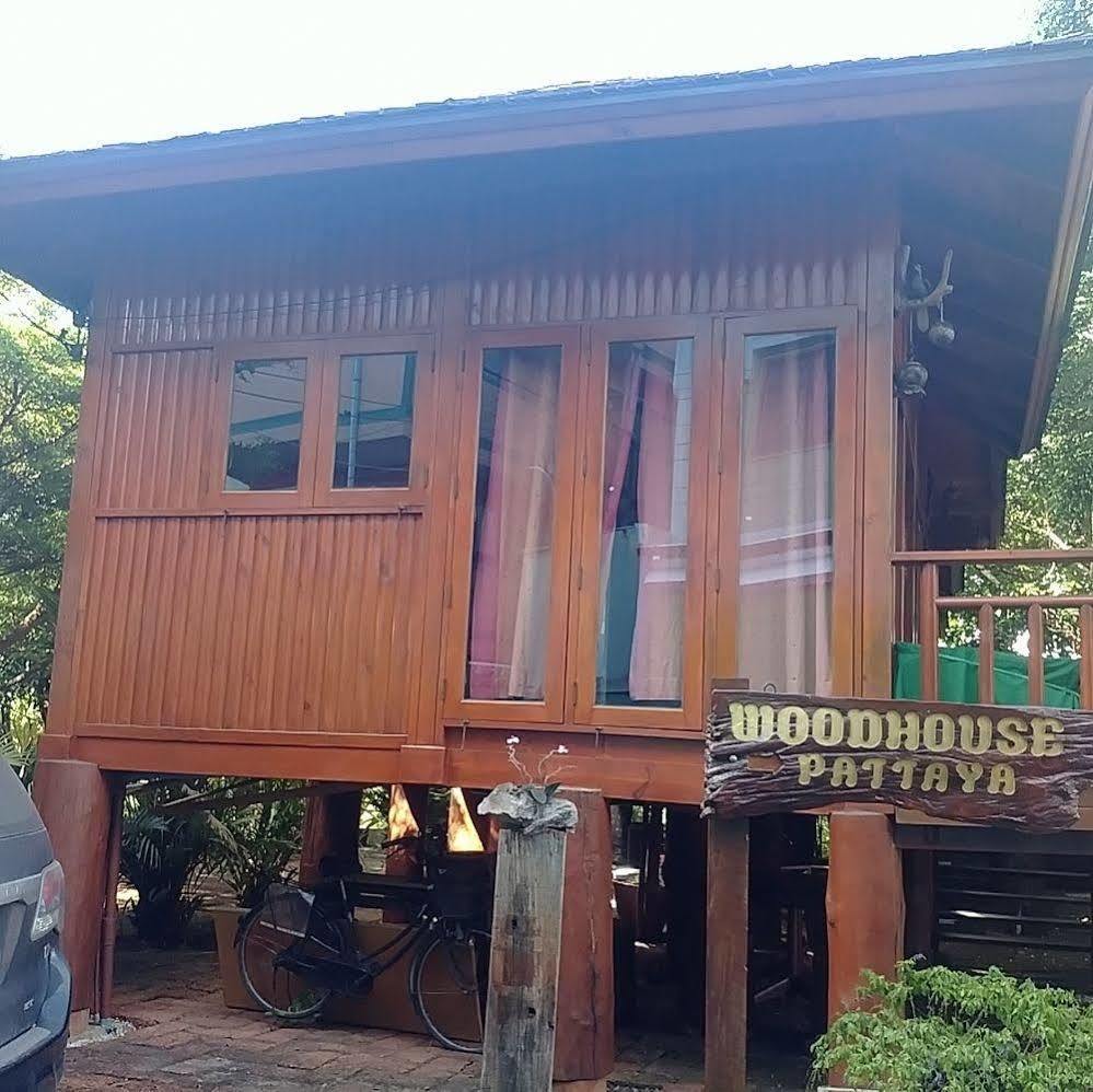 Wood House Pattaya Hotell Exteriör bild